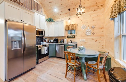 Williamstown House | Serene Kentucky Cabin w/Fireplace + Fire Pit!
