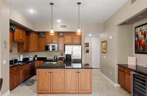 Foothills House | Shared Poolside Fun~Hot Tub~Gym & More