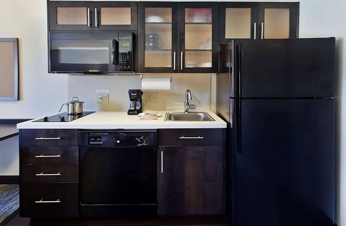 Mount Laurel Hotel | Short Drive from Battleship New Jersey! Kitchen, FREE Parking, Pets Allowed!