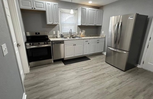 Perrysburg House | Silver Maple Cottage - 3 Bedrooms Newly Renovated!