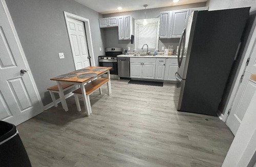 Perrysburg House | Silver Maple Cottage - 3 Bedrooms Newly Renovated!