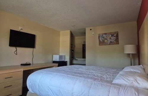 Chickamauga Hotel | Single Room Comfort Near Tennessee Aquarium & Historical Sites