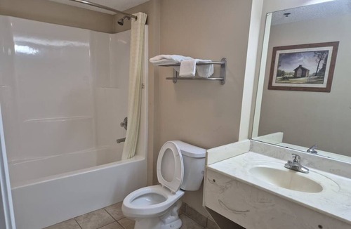 Chickamauga Hotel | Single Room Comfort Near Tennessee Aquarium & Historical Sites