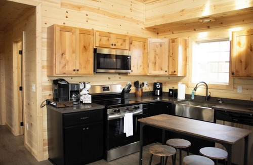 Chaplin Cabin | Sip, Stay & Unwind: Charming 2 bedroom Cabin + Loft on the Bourbon Trail