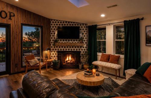 McGaheysville House | Ski Slope Views Hot Tub & Best Resort Spot!