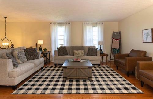 Williamstown House | Sleeps 12, Wooded Lot, Near Ark, Great for Family