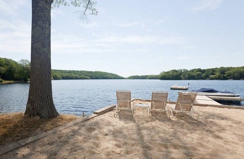 Montville Cottage | Social Distancing Haven on Oxoboxo Lake. Direct Lakefront