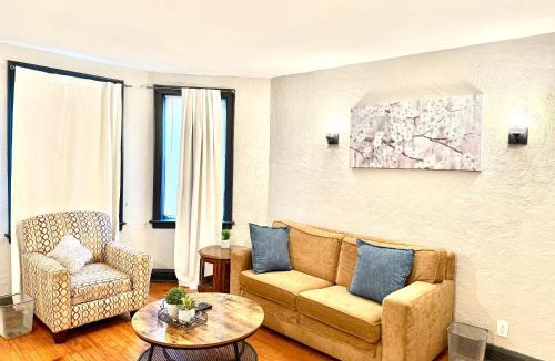 Gage Park Apartment | Spacious 1BR | Free Parking, Golf & Midway Access