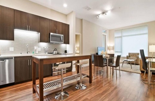Shoreline West Apartment | Spacious 2BR | Full Kitchen & Laundry | Gym | Mountain View