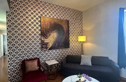 Central West End Apartment | Spacious 2BR unit near BJ Hospital