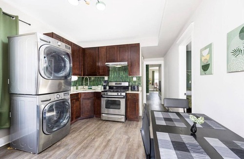 Brighton Park Apartment | Spacious 3 Bedroom Apartment - 10 Minutes to Downtown - Sleeps up to 10