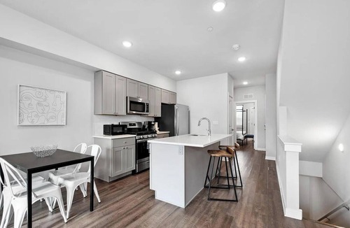 Mantua Condo | Spacious 3bd, 3bth in Philly. Near Universities, Zoo, Fairmount Park, many more!