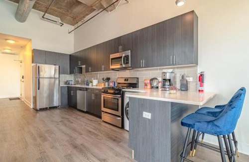 Near South Side Apartment | Spacious 3BR Corner Stay with Optional Parking and Gym Access Near McCormick Place, Grant Park and Soldier Field