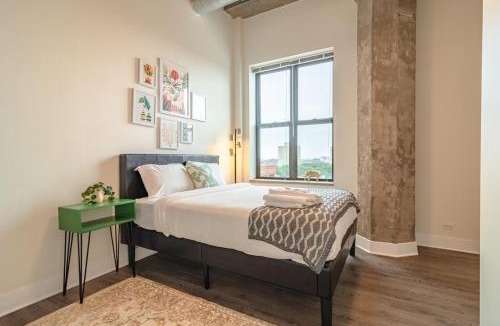 Near South Side Apartment | Spacious 3BR Corner Stay with Optional Parking and Gym Access Near McCormick Place, Grant Park and Soldier Field