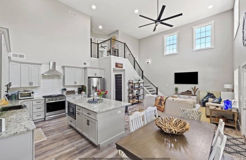 Russell Springs House | Spacious 4-bedroom 3 full bath Barn style house overlooking Lake Cumberland.