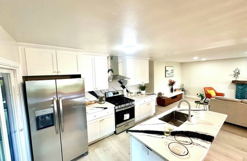 Rex Manor House | Spacious 4-bedroom house in cool Mountain View with WiFi