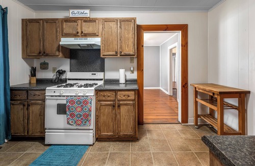 Forest City House | Spacious 5-bedroom house in perfect Forest City downtown, restaurants with AC