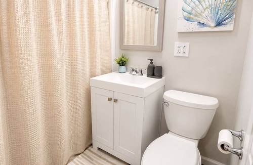 Westmont House | Spacious 5BD 2BA Home Close To Oakbrook