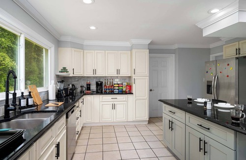 White Plains House | Spacious 6BR Getaway, Game Room, Firepit, NYC