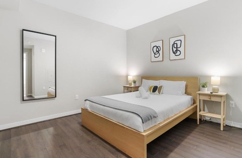 Clarendon Apartment | Spacious Apt Near Metro in Prime Area
