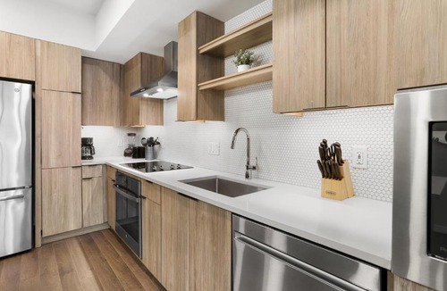 Clarendon Apartment | Spacious Apt Near Metro in Prime Area