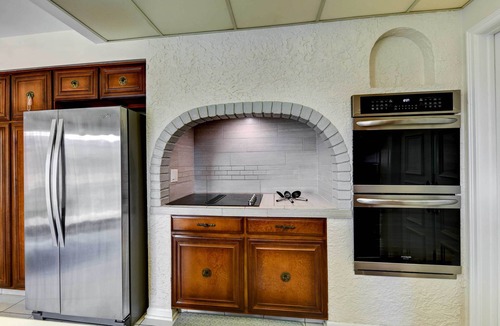 Williamsville Cottage | Spacious Buffalo Brick Home w/Backyard!
