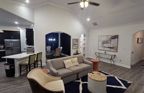 Red Banks House | Spacious & Charming 5-Bedroom Home in Byhalia
