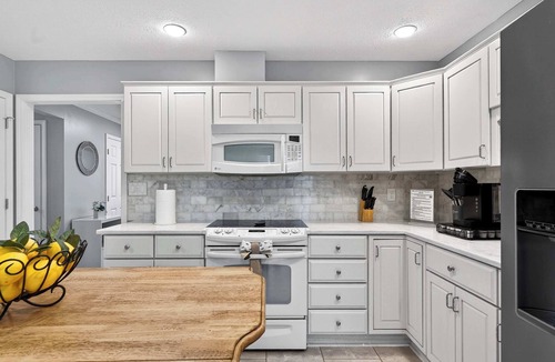 Buechel House | Spacious East End Louisville retreat near downtown