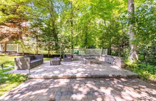 Potomac House | Spacious house 5-bedroom, 4.5 Bath in quiet, charming Potomac with AC, WiFi, W&D