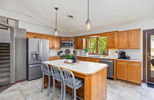 Huron House | Spacious Modern Farmhouse - Pickle Ball Court & near beach!