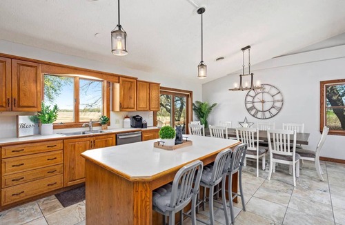Huron House | Spacious Modern Farmhouse - Pickle Ball Court & near beach!