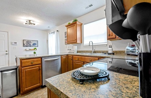 Wayne House | Spacious Pet Friendly 5-bedroom house in charming Indianapolis with WiFi, AC