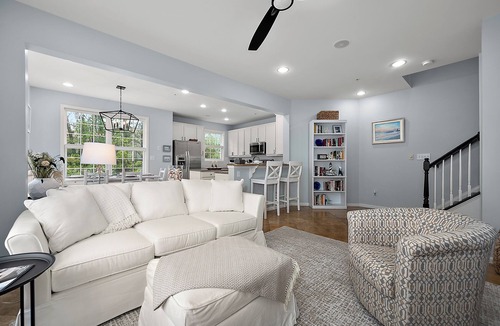 Bayside House | SPACIOUS TOWNHOUSE IN AMENITY-RICH COMMUNITY