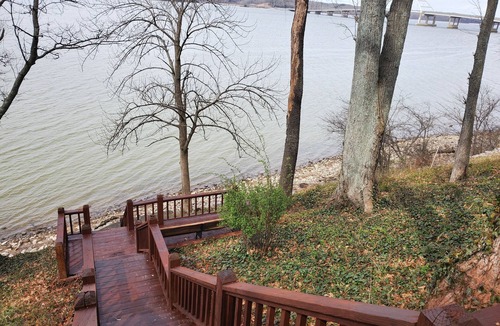 Cadiz House | Spectacular Lake Barkley Retreat, Weekday Pontoon Boat Included*