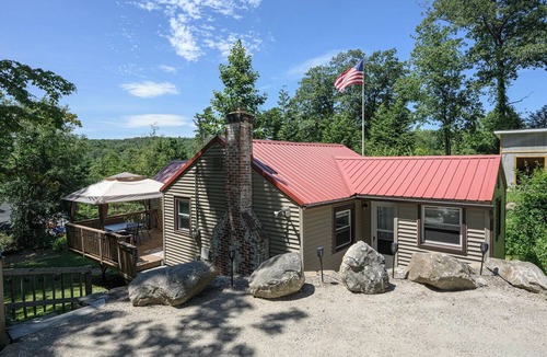 West Hill Lake Cottage | Step back in time with our 2-bedroom cottage in charming New Hartford!