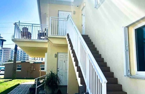 O'byrne Apartment | Steps to Private Beach King Bed Ocean Views
