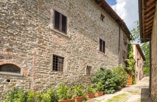 Lamole Villa | Stone built farmhouse Antica Torre by VacaVilla