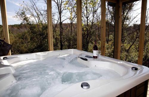 Equality Cabin | Stunning Cabin with Hot-tub and Fireplace in Herod, Illinois