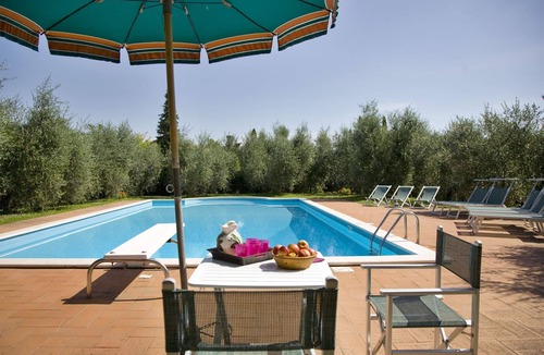 Palaia Villa | Stunning private villa for 8 guests with A/C, WIFI, private pool, TV and patio