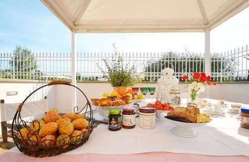 Signa Villa | Stunning private villa for 14 guests with A/C, WIFI, private pool, hot tub and TV, close to Flor.
