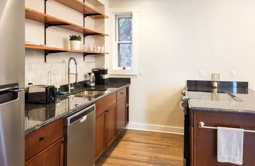 Mill River Apartment | Stylish 2-bed 1-bath right by Wooster Square - Parking and laundry room included