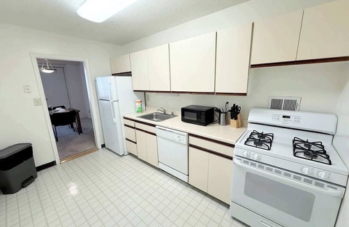 Crystal City Apartment | Stylish Crystal City Apt | Enjoy Gym Amenities