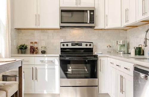 Downtown Apartment | Stylish Wooster Square Home Walk to Yale