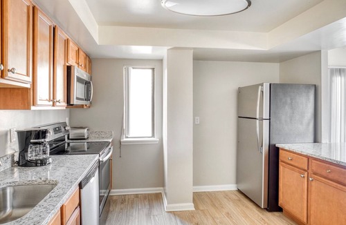 Crystal City Apartment | Sunlit Pentagon City 2BR w/ W/D & Gym, nr Metro, by Blueground