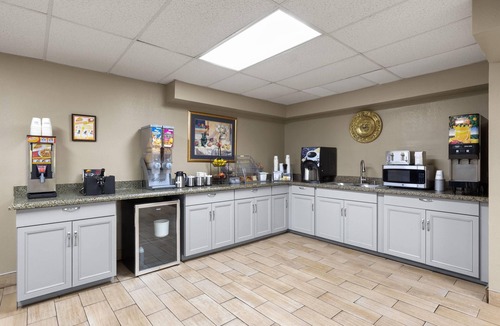 Shepherdsville Hotel | Super 8 by Wyndham Shepherdsville/Louisville South I65