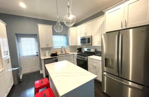 Highlandtown House | The Blue House! Modern+ Rooftop deck+ Parking