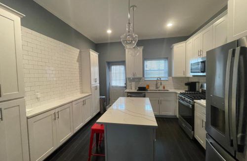 Highlandtown House | The Blue House! Modern+ Rooftop deck+ Parking