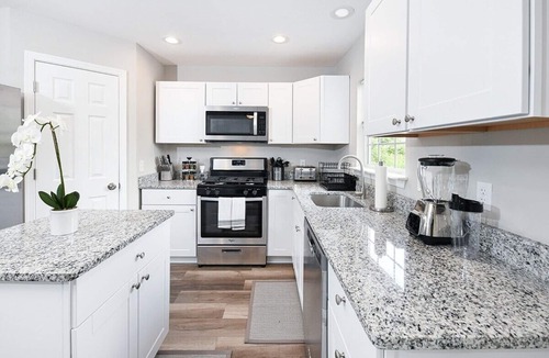 Rossville House | The Lux Middle River Retreat King Bed/WiFi/Billiards/SmartTVs/Chef Kitchen/Deck