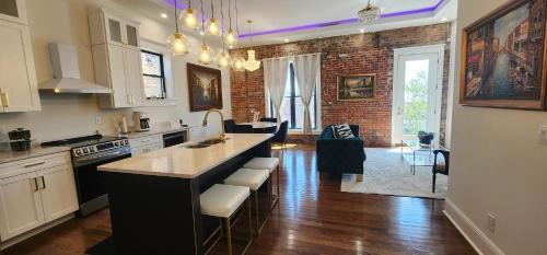 Metropolis Apartment | The Luxe Building- 2 Bedroom Apartment in Metropolis