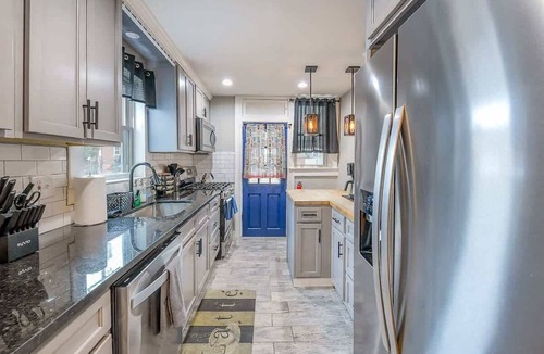 Bayview Condo | The Majestic - Fast Wi-Fi - Multi TVs - Pvt Parking - Arcade - Stocked Kitchen
